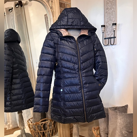 Beautiful classic navy winter puffer coat. French Connection Brand, Large. - Picture 3 of 5
